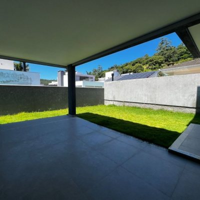 Casa em Condomínio com 220m², 4 quartos, 4 suítes, 2 garagens, no bairro Cachoeira Do Bom Jesus em Florianópolis