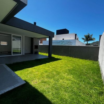 Casa em Condomínio com 220m², 4 quartos, 4 suítes, 2 garagens, no bairro Cachoeira Do Bom Jesus em Florianópolis