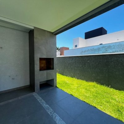 Casa em Condomínio com 220m², 4 quartos, 4 suítes, 2 garagens, no bairro Cachoeira Do Bom Jesus em Florianópolis