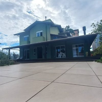 Casa em Condomínio com 214m², 4 quartos, 1 suíte, 3 garagens, no bairro Campeche em Florianópolis