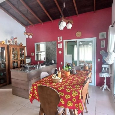 Casa em Condomínio com 214m², 4 quartos, 1 suíte, 3 garagens, no bairro Campeche em Florianópolis