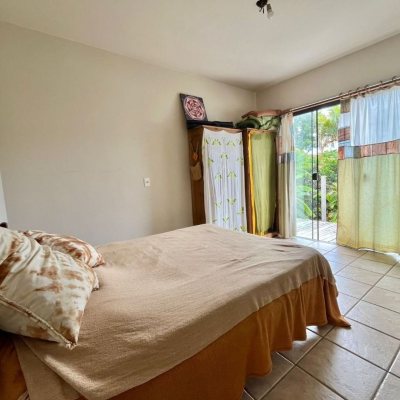 Casa Residencial com 220m², 6 quartos, 1 suíte, 3 garagens, no bairro Rio Tavares em Florianópolis