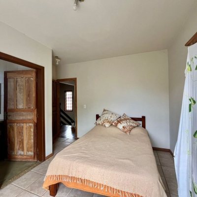 Casa Residencial com 220m², 6 quartos, 1 suíte, 3 garagens, no bairro Rio Tavares em Florianópolis