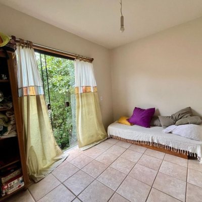 Casa Residencial com 220m², 6 quartos, 1 suíte, 3 garagens, no bairro Rio Tavares em Florianópolis