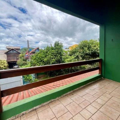 Casa Residencial com 220m², 6 quartos, 1 suíte, 3 garagens, no bairro Rio Tavares em Florianópolis