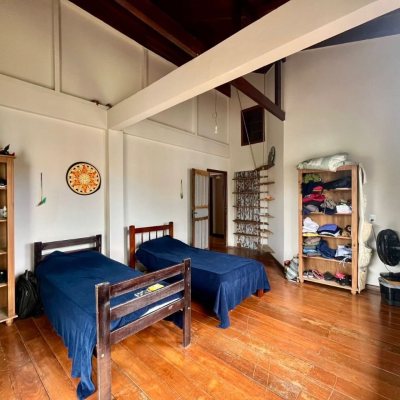 Casa Residencial com 220m², 6 quartos, 1 suíte, 3 garagens, no bairro Rio Tavares em Florianópolis