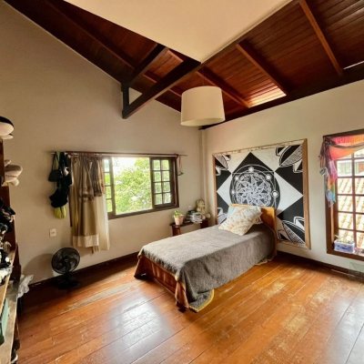 Casa Residencial com 220m², 6 quartos, 1 suíte, 3 garagens, no bairro Rio Tavares em Florianópolis