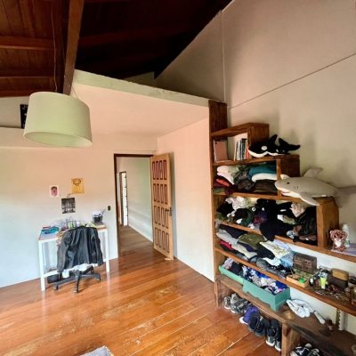 Casa Residencial com 220m², 6 quartos, 1 suíte, 3 garagens, no bairro Rio Tavares em Florianópolis