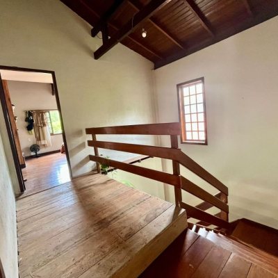 Casa Residencial com 220m², 6 quartos, 1 suíte, 3 garagens, no bairro Rio Tavares em Florianópolis