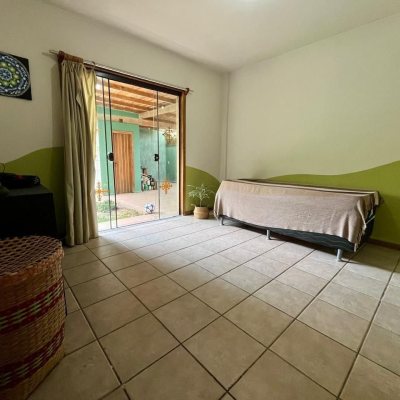 Casa Residencial com 220m², 6 quartos, 1 suíte, 3 garagens, no bairro Rio Tavares em Florianópolis