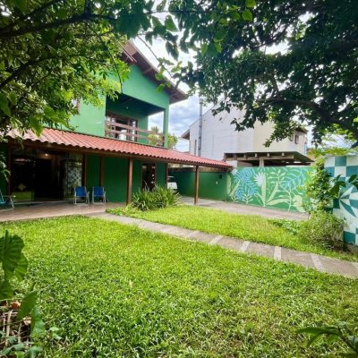 Casa Residencial com 220m², 6 quartos, 1 suíte, 3 garagens, no bairro Rio Tavares em Florianópolis