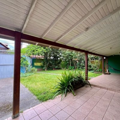 Casa Residencial com 220m², 6 quartos, 1 suíte, 3 garagens, no bairro Rio Tavares em Florianópolis