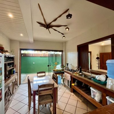 Casa Residencial com 220m², 6 quartos, 1 suíte, 3 garagens, no bairro Rio Tavares em Florianópolis