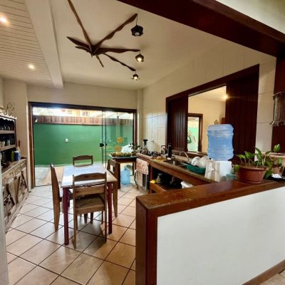 Casa Residencial com 220m², 6 quartos, 1 suíte, 3 garagens, no bairro Rio Tavares em Florianópolis