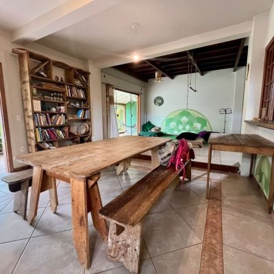 Casa Residencial com 220m², 6 quartos, 1 suíte, 3 garagens, no bairro Rio Tavares em Florianópolis