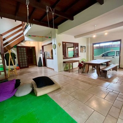 Casa Residencial com 220m², 6 quartos, 1 suíte, 3 garagens, no bairro Rio Tavares em Florianópolis