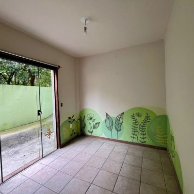 Casa Residencial com 220m², 6 quartos, 1 suíte, 3 garagens, no bairro Rio Tavares em Florianópolis