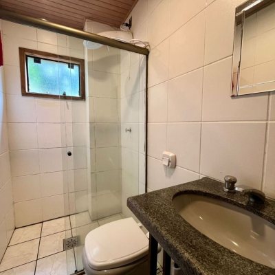 Casa Residencial com 220m², 6 quartos, 1 suíte, 3 garagens, no bairro Rio Tavares em Florianópolis