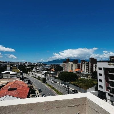 Cobertura com 117m², 2 quartos (sendo 1 suíte), 2 garagens, no bairro Capoeiras em Florianópolis