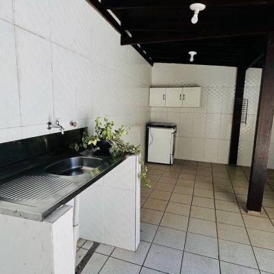 Cobertura com 117m², 2 quartos (sendo 1 suíte), 2 garagens, no bairro Capoeiras em Florianópolis