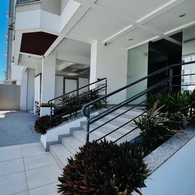 Cobertura com 117m², 2 quartos (sendo 1 suíte), 2 garagens, no bairro Capoeiras em Florianópolis