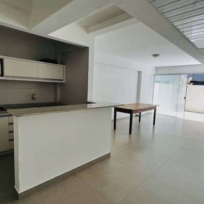 Cobertura com 117m², 2 quartos (sendo 1 suíte), 2 garagens, no bairro Capoeiras em Florianópolis