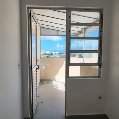 Cobertura com 117m², 2 quartos (sendo 1 suíte), 2 garagens, no bairro Capoeiras em Florianópolis