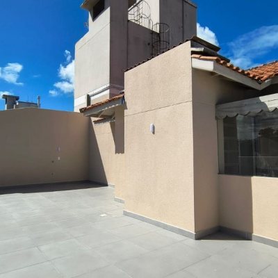 Cobertura com 117m², 2 quartos (sendo 1 suíte), 2 garagens, no bairro Capoeiras em Florianópolis