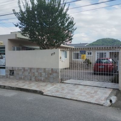 Casa Residencial com 120m², 3 quartos, 1 suíte, 4 garagens, no bairro São Sebastião em Palhoça