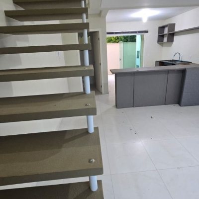 Casa Residencial com 80m², 2 quartos, 1 garagem, no bairro Rio Vermelho em Florianópolis
