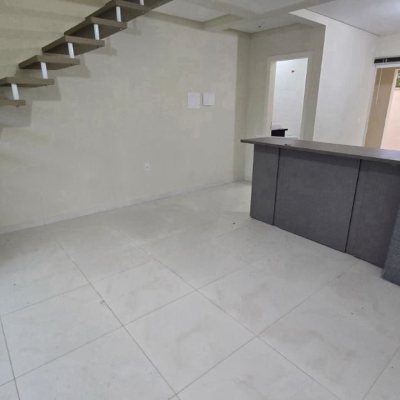 Casa Residencial com 80m², 2 quartos, 1 garagem, no bairro Rio Vermelho em Florianópolis