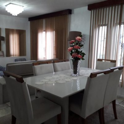 Casa Residencial com 250m², 2 quartos, 1 suíte, 2 garagens, no bairro Barreiros em São José