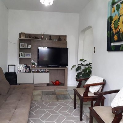 Casa Residencial com 250m², 2 quartos, 1 suíte, 2 garagens, no bairro Barreiros em São José