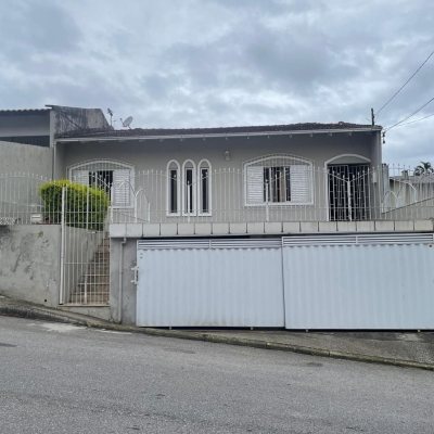 Casa Residencial com 250m², 2 quartos, 1 suíte, 2 garagens, no bairro Barreiros em São José