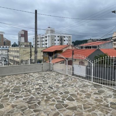 Casa Residencial com 250m², 2 quartos, 1 suíte, 2 garagens, no bairro Barreiros em São José