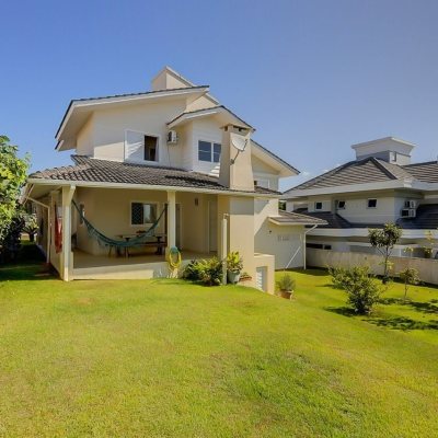 Casa Residencial com 176m², 4 quartos, 2 suítes, 4 garagens, no bairro Ingleses do Rio Vermelho em Florianópolis