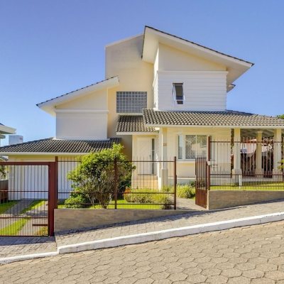 Casa Residencial com 176m², 4 quartos, 2 suítes, 4 garagens, no bairro Ingleses do Rio Vermelho em Florianópolis