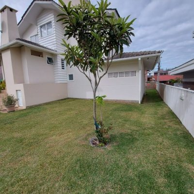 Casa Residencial com 176m², 4 quartos, 2 suítes, 4 garagens, no bairro Ingleses do Rio Vermelho em Florianópolis