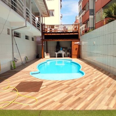 Casa Residencial com 404m², 5 quartos, 3 suítes, 5 garagens, no bairro Praia Comprida em São José