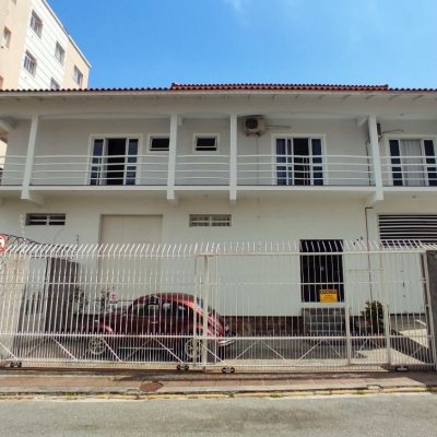Casa Residencial com 404m², 5 quartos, 3 suítes, 5 garagens, no bairro Praia Comprida em São José