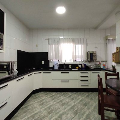 Casa Residencial com 404m², 5 quartos, 3 suítes, 5 garagens, no bairro Praia Comprida em São José