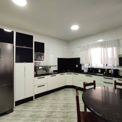 Casa Residencial com 404m², 5 quartos, 3 suítes, 5 garagens, no bairro Praia Comprida em São José