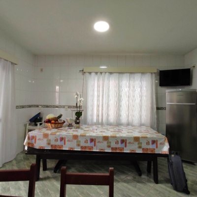 Casa Residencial com 404m², 5 quartos, 3 suítes, 5 garagens, no bairro Praia Comprida em São José