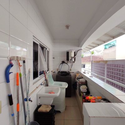 Casa Residencial com 404m², 5 quartos, 3 suítes, 5 garagens, no bairro Praia Comprida em São José