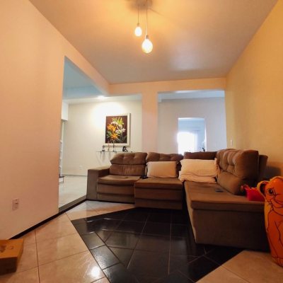 Casa Residencial com 404m², 5 quartos, 3 suítes, 5 garagens, no bairro Praia Comprida em São José