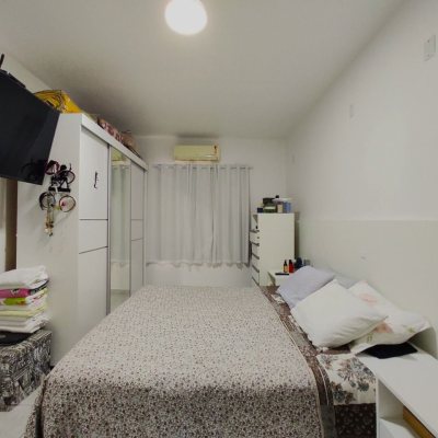 Casa Residencial com 404m², 5 quartos, 3 suítes, 5 garagens, no bairro Praia Comprida em São José