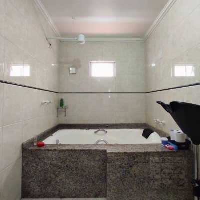 Casa Residencial com 404m², 5 quartos, 3 suítes, 5 garagens, no bairro Praia Comprida em São José