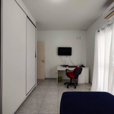 Casa Residencial com 404m², 5 quartos, 3 suítes, 5 garagens, no bairro Praia Comprida em São José