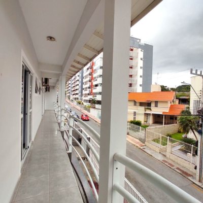 Casa Residencial com 404m², 5 quartos, 3 suítes, 5 garagens, no bairro Praia Comprida em São José