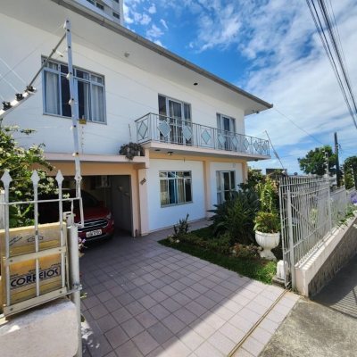 Casa Residencial com 370m², 5 quartos, 2 suítes, 3 garagens, no bairro Barreiros em São José